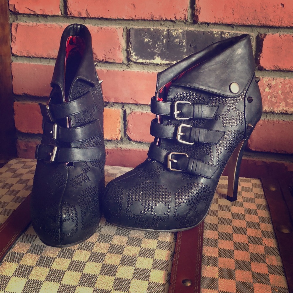 Black leather heel boots spikes skulls